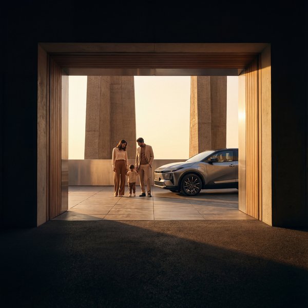 AI photoshoot: family with child next to silver SUV at golden hour